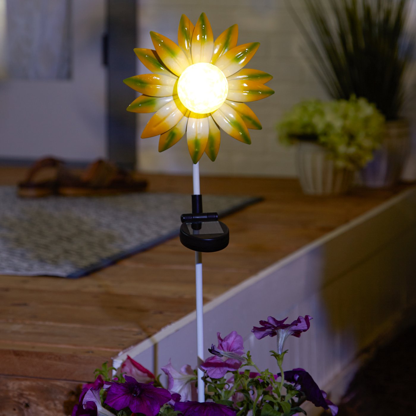 Green Flower Solar Stake