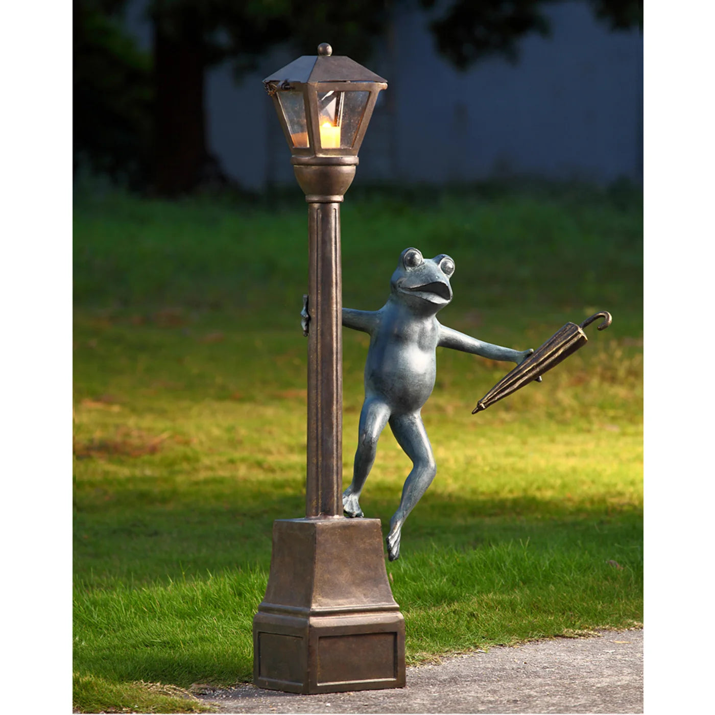 Streetlight Frog Garden Lantern