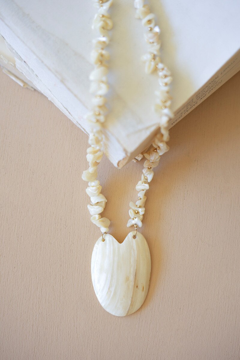 Shell and Cotton Thread Necklace